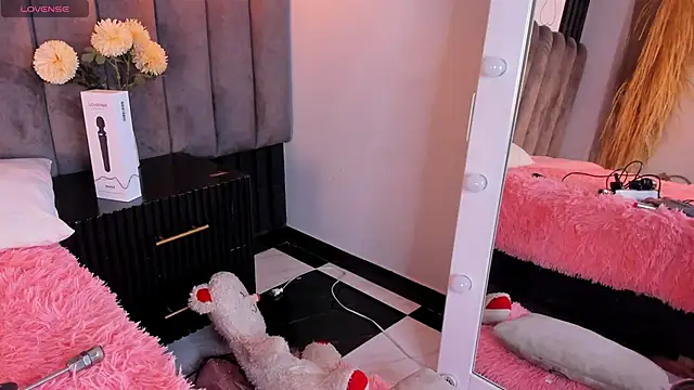 Snapshot of chelsea_bolton_ chatting on 10/23/25, 01:10 chelsea bolton online show from 10/23/25, 01:10