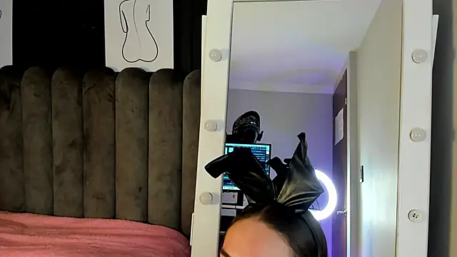 Snapshot of chelsea_bolton_ chatting on 11/28/25, 01:11 chelsea bolton online show from 11/28/25, 01:11