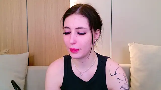 Snapshot of EmmaLawrens chatting on 04/18/26, 11:01 EmmaLawrens online show from 04/18/26, 11:01