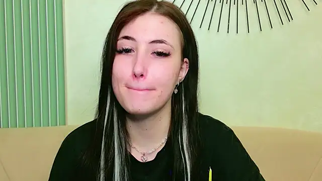 Snapshot of EmmaLawrens chatting on 05/24/26, 10:37 EmmaLawrens online show from 05/24/26, 10:37