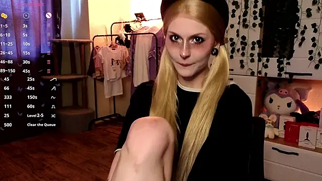 Emily  Mooree online show from 10/04/25, 07:32