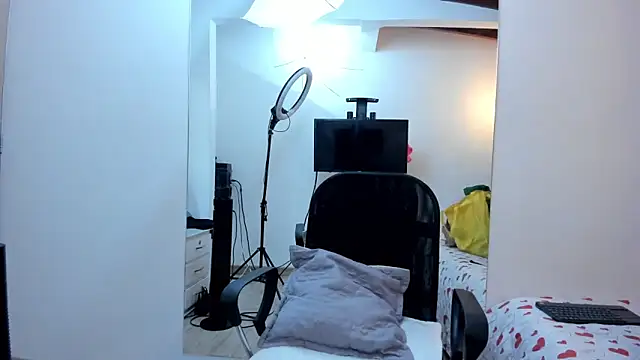 Snapshot of KarenSims chatting on 11/21/25, 11:42 KarenSims online show from 11/21/25, 11:42