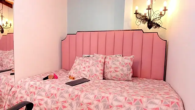 Snapshot of KarenSims chatting on 12/05/25, 09:41 KarenSims online show from 12/05/25, 09:41