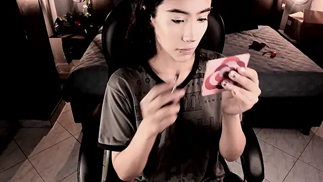 vaiolethsan   online show from 12/17/25, 08:36