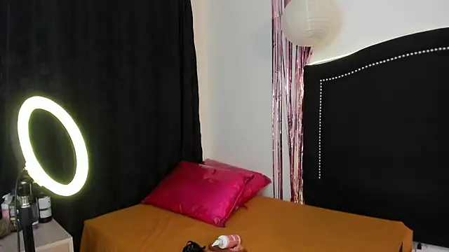 Snapshot of Cleo_Hott chatting on 09/26/25, 07:48 Cleo Hott online show from 09/26/25, 07:48