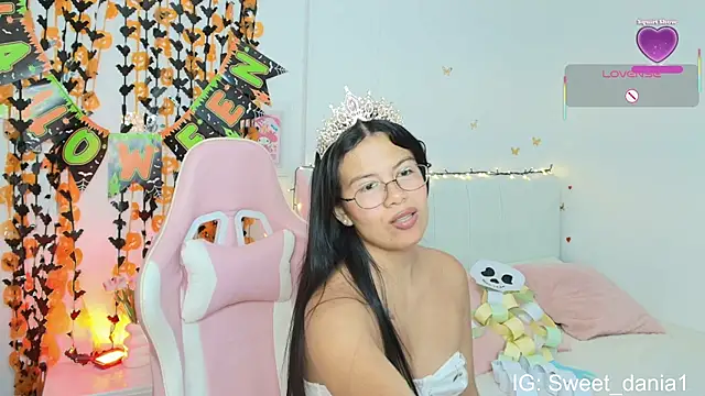 Snapshot of sweet_dania_ chatting on 10/24/25, 08:35 sweet dania online show from 10/24/25, 08:35