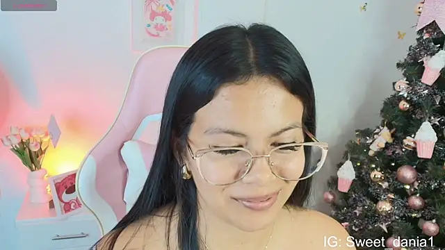 Snapshot of sweet_dania_ chatting on 12/19/25, 03:43 sweet dania online show from 12/19/25, 03:43