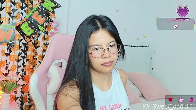 Snapshot of sweet_dania_ chatting on 10/26/25, 08:15 sweet dania online show from 10/26/25, 08:15