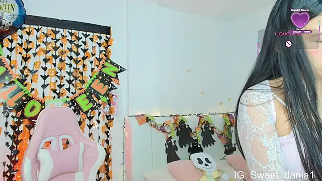 Snapshot of sweet_dania_ chatting on 10/20/25, 06:59 sweet dania online show from 10/20/25, 06:59