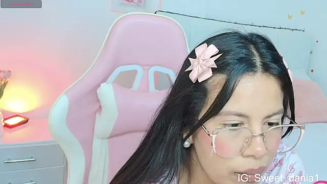 Snapshot of sweet_dania_ chatting on 09/29/25, 03:46 sweet dania online show from 09/29/25, 03:46