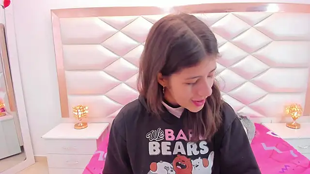 Snapshot of MiaQueen021 chatting on 03/11/25, 12:28 MiaQueen021 online show from 03/11/25, 12:28