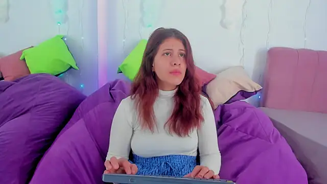 Snapshot of MiaQueen021 chatting on 09/26/25, 02:02 MiaQueen021 online show from 09/26/25, 02:02