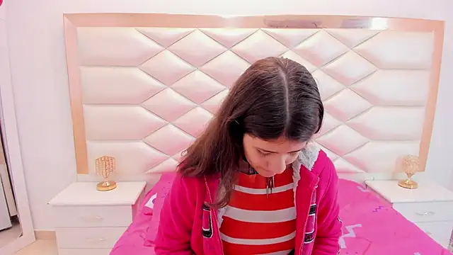 Snapshot of MiaQueen021 chatting on 03/12/25, 12:26 MiaQueen021 online show from 03/12/25, 12:26