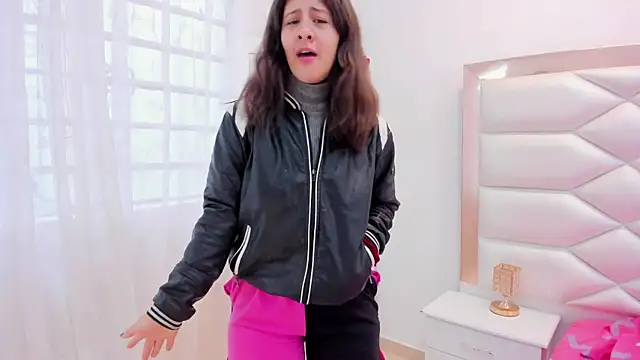 Snapshot of MiaQueen021 chatting on 03/05/25, 12:33 MiaQueen021 online show from 03/05/25, 12:33