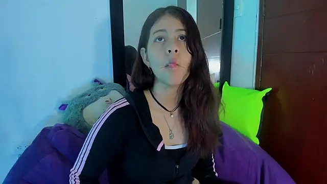 Snapshot of MiaQueen021 chatting on 09/12/25, 01:44 MiaQueen021 online show from 09/12/25, 01:44