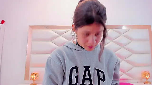 Snapshot of MiaQueen021 chatting on 03/08/25, 03:35 MiaQueen021 online show from 03/08/25, 03:35