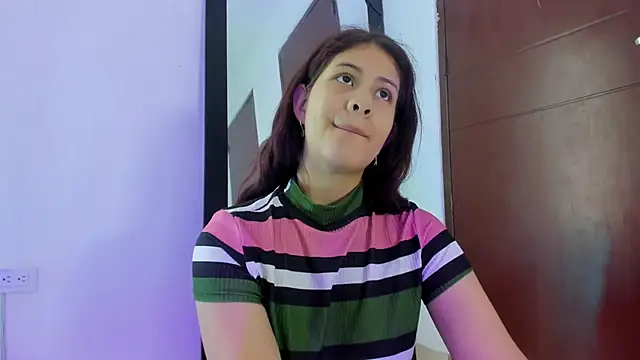 Snapshot of MiaQueen021 chatting on 09/17/25, 02:41 MiaQueen021 online show from 09/17/25, 02:41