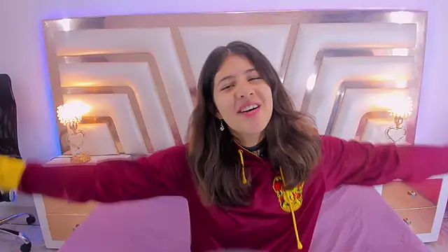 Snapshot of MiaQueen021 chatting on 03/15/25, 12:24 MiaQueen021 online show from 03/15/25, 12:24