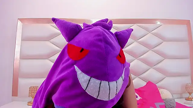 Snapshot of MiaQueen021 chatting on 03/19/25, 06:44 MiaQueen021 online show from 03/19/25, 06:44