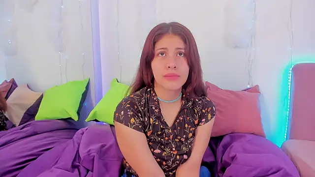 Snapshot of MiaQueen021 chatting on 10/08/25, 01:34 MiaQueen021 online show from 10/08/25, 01:34