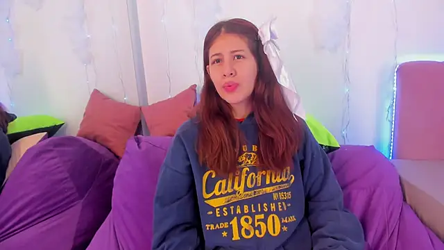 Snapshot of MiaQueen021 chatting on 10/01/25, 02:32 MiaQueen021 online show from 10/01/25, 02:32