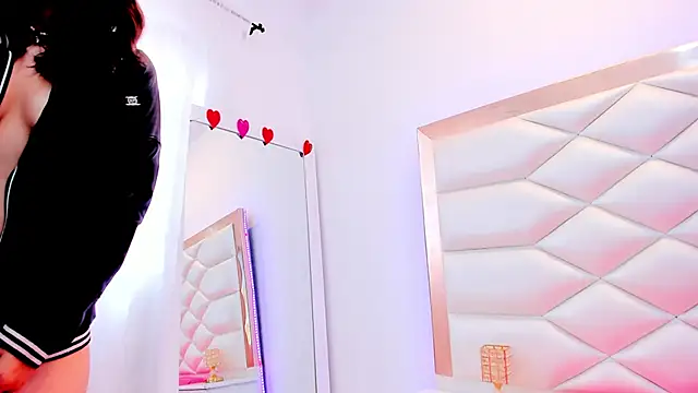 Snapshot of MiaQueen021 chatting on 02/25/25, 03:31 MiaQueen021 online show from 02/25/25, 03:31