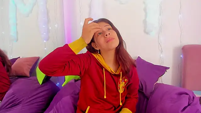 Snapshot of MiaQueen021 chatting on 09/25/25, 02:23 MiaQueen021 online show from 09/25/25, 02:23