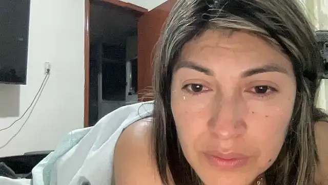 LunaBeya online show from 11/28/25, 04:23