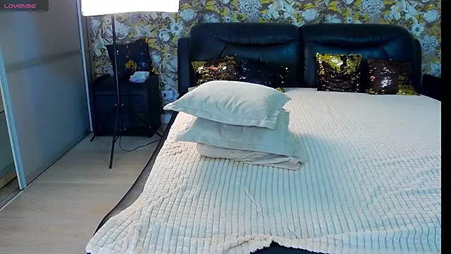 LiaStef online show from 11/16/25, 11:48