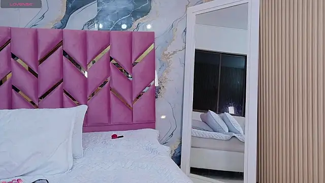 hotiergirl online show from 12/01/25, 12:17