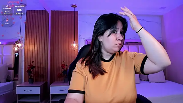 Snapshot of zoes_milee chatting on 02/20/26, 11:56 zoes milee online show from 02/20/26, 11:56