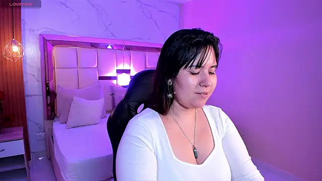 Snapshot of zoes_milee chatting on 11/14/25, 11:14 zoes milee online show from 11/14/25, 11:14