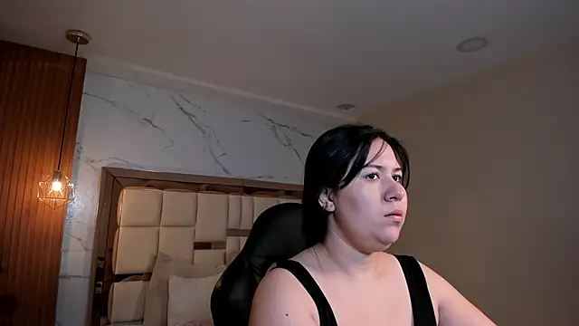 Snapshot of zoes_milee chatting on 02/05/26, 11:28 zoes milee online show from 02/05/26, 11:28