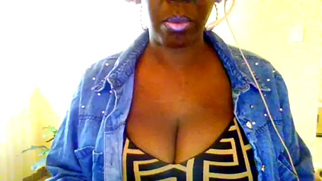 Snapshot of chocolatechipkukky85 chatting on 04/10/26, 05:42 chocolatechipkukky85 online show from 04/10/26, 05:42