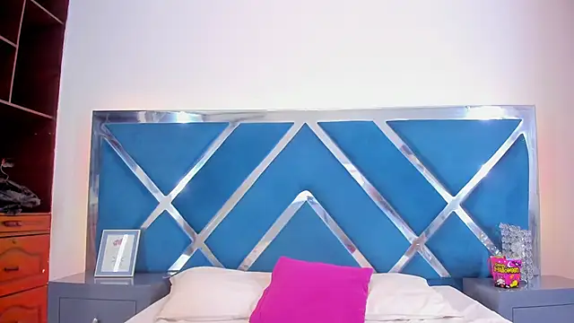 Snapshot of LucineArias chatting on 10/31/25, 08:49 LucineArias online show from 10/31/25, 08:49