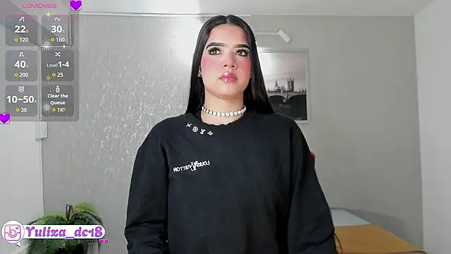 Luxury Woman online show from 10/25/25, 04:44