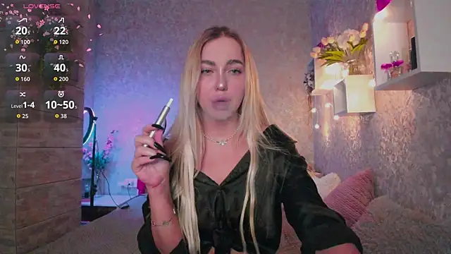 Snapshot of Mika_Rayy chatting on 11/21/25, 04:22 Mika Rayy online show from 11/21/25, 04:22