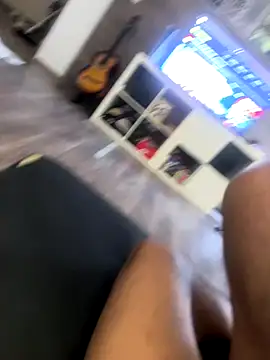 Snapshot of TyroneeDE chatting on 11/17/25, 09:46 TyroneeDE online show from 11/17/25, 09:46