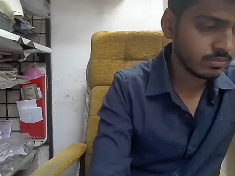 cute modell online show from 12/18/25, 12:31