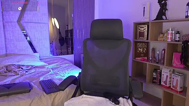 CleeoAdams  online show from 12/05/25, 05:39