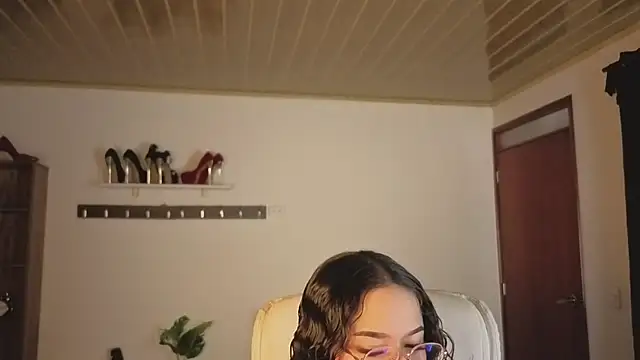 Renaxi Smith online show from 12/03/25, 07:57