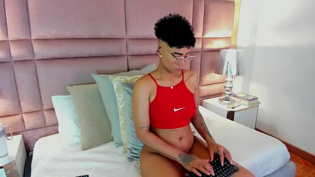 LuciaWallace online show from 10/06/25, 10:32