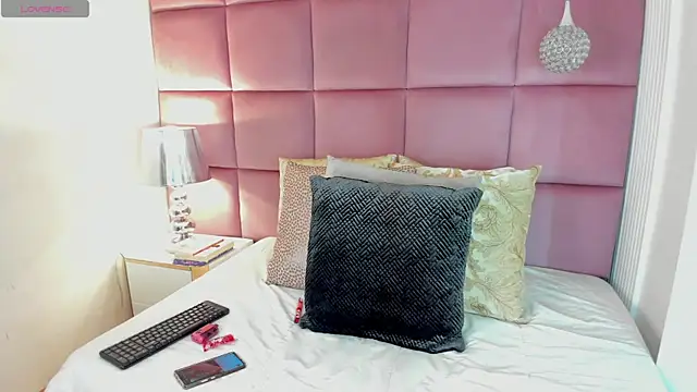 LuciaWallace online show from 10/19/25, 12:35