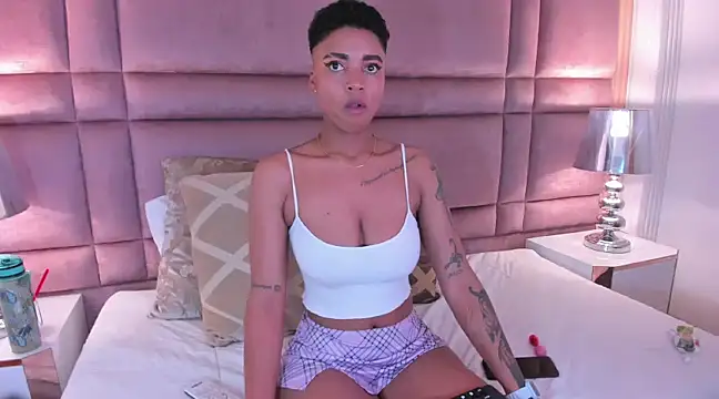 LuciaWallace online show from 02/18/25, 03:42