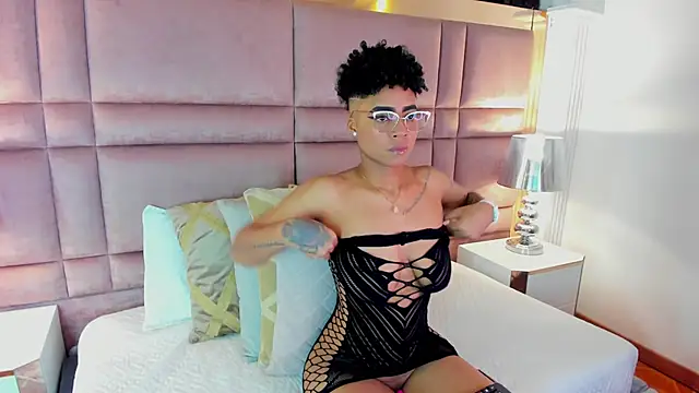 LuciaWallace online show from 09/23/25, 10:06