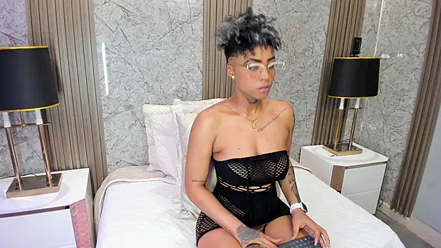 Snapshot of LuciaWallace chatting on 02/17/26, 11:35 LuciaWallace online show from 02/17/26, 11:35