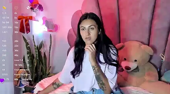 Snapshot of sweetfoxy_17 chatting on 02/02/25, 02:17 sweetfoxy 17 online show from 02/02/25, 02:17