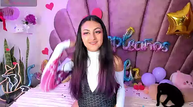 Snapshot of sweetfoxy_17 chatting on 02/25/25, 06:12 sweetfoxy 17 online show from 02/25/25, 06:12