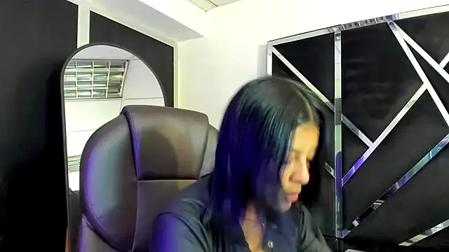 Snapshot of Salmaportman69 chatting on 10/19/25, 04:04 Salmaportman69 online show from 10/19/25, 04:04