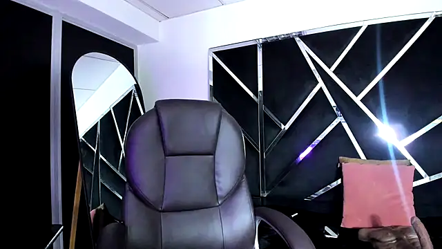 Snapshot of Salmaportman69 chatting on 10/29/25, 04:11 Salmaportman69 online show from 10/29/25, 04:11